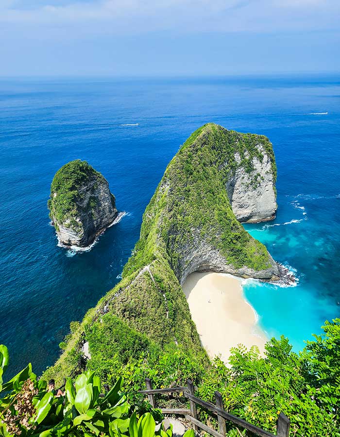scenic-view-of-kelingking-beach-nusa-penida-bali-T2VUYJH